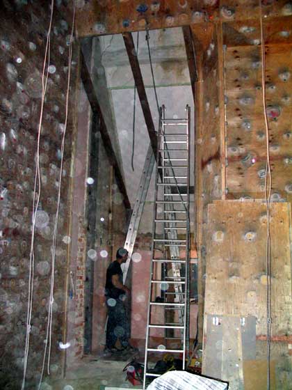 Fotka budované šikminy na Lezecké stěně Kuřim
